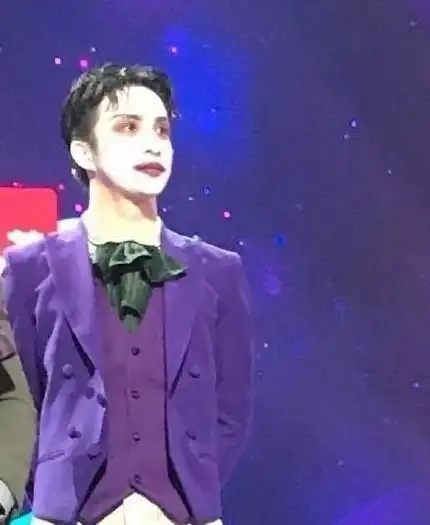 薛之谦扮小丑,将在本周播出的无限歌谣祭中献唱怪咖