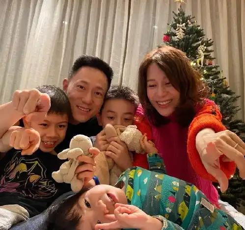 邝文珣冻龄有术开启第二春,嫁入豪门曾遇婚姻危机,最终重修旧好