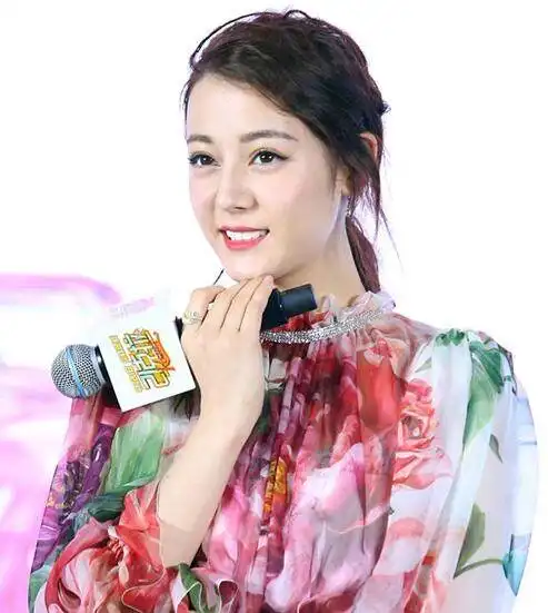 迪丽热巴现身电影首映花仙子造型太油腻
