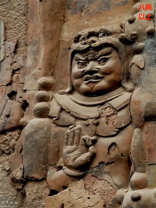 麦积山塑像精美的线条沉淀着时间的韵味