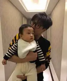 那年今日薛之谦胡渣造型闪现变身怪蜀黍吓坏爱德华