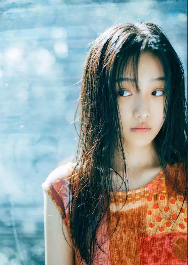 于正晒旗下女艺人九宫格,宁静杨蓉在列,还有一位长相似周迅