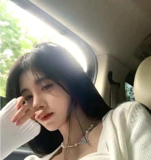 鞠婧祎终于肯换妆容了,清新怡人似初恋