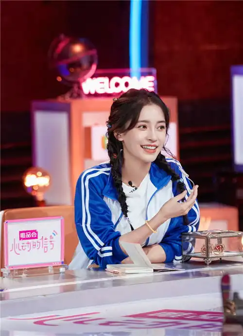 angelababy解锁校园风look扎双麻花辫青春气息满满