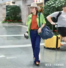 王菲女儿窦靖童口味独特绿色印花衬衫脏橘t恤,秒变西部牛仔