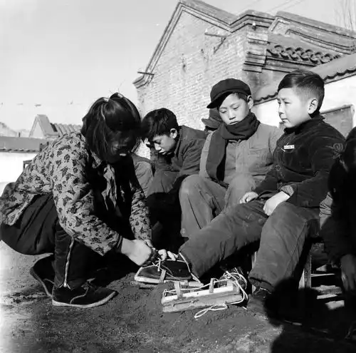 温故冬奥冰雪奇缘冰场快乐滑行释放冬日激情