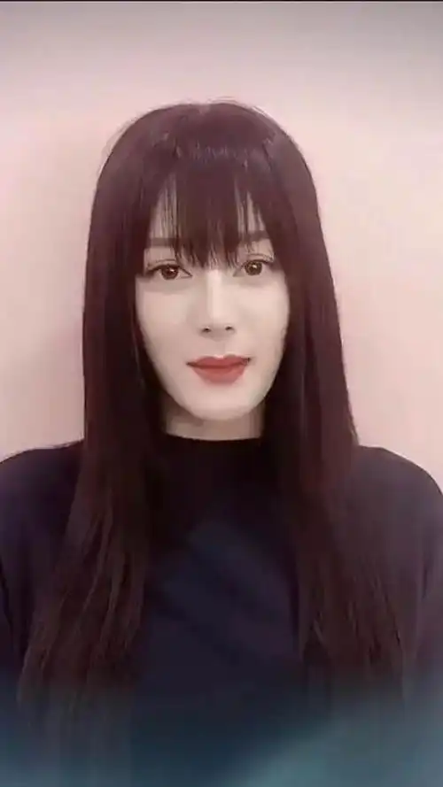 啥情况迪丽热巴晒视频引热议,脸变形显老认不出还撞脸李小璐