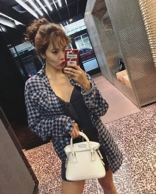 泫雅扎爆炸丸子头对镜自拍穿红色漆皮高跟鞋大秀美腿