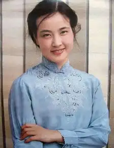 看刘晓庆她为何三婚三离,75岁丈夫追她30年