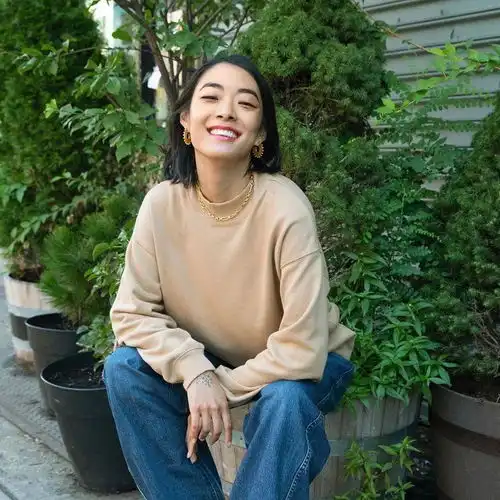 酷似刘雯,与王嘉尔师出同门,这位在英国长大的日裔女歌手有点狠