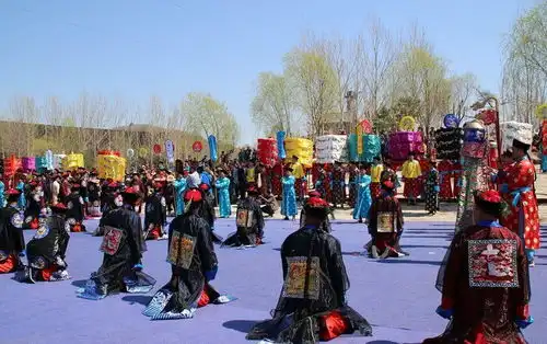 清朝灭亡,皇族去了哪乾隆七世孙穿龙袍祭祖,被误认为拍电视剧