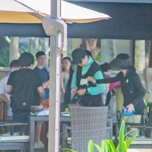邓超孙俪一家四口游玩被偶遇,等等又高又瘦,小花妹妹站姿霸气