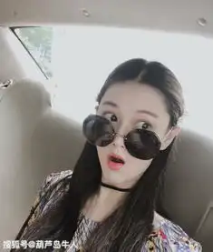张馨予剪短发,和热巴手挽手逛街,网友霸道总裁牵手美女既视感