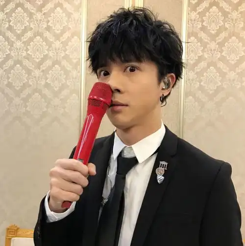 郎朗吉娜官宣生子喜讯,因宝宝的手再惹争议,薛之谦曾因此被群嘲