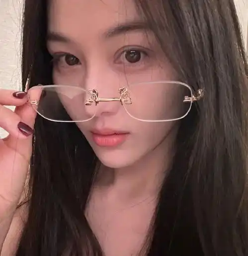 女星张馨予晒居家素颜自拍网友为啥感觉都不像你了