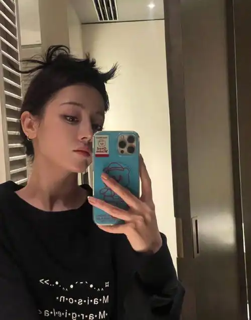 顶流花迪丽热巴晒对镜自拍穿黑色卫衣肤白如雪,在家也化全妆