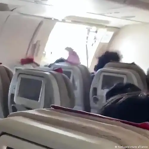 离大谱韩国乘客空中突然开舱门逃生滑梯瞬间撕裂,惊呆194名乘客