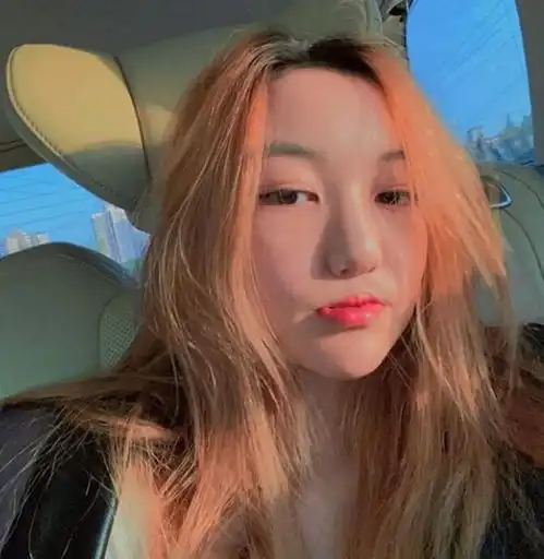 李嫣坐车中自拍一脸冷酷看向镜头时髦有范儿