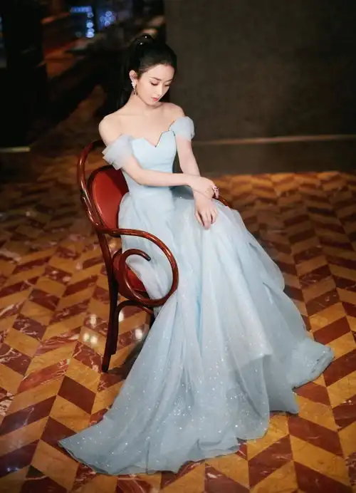 赵丽颖瘦瘦小小的还挺有料穿深v烫金连衣裙似少女,美