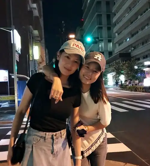 林熙蕾晒姐妹聚会照,45岁林心如素颜托腮,满脸胶原蛋白状态年轻
