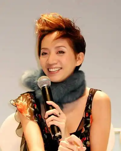 香港酒吧天后豪宅曝光,能供50人聚会,家里不是玉石就是红木