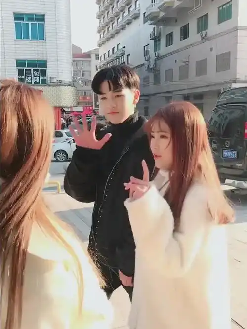 想偷看的帅哥原来是闺蜜的男友这有点尴尬