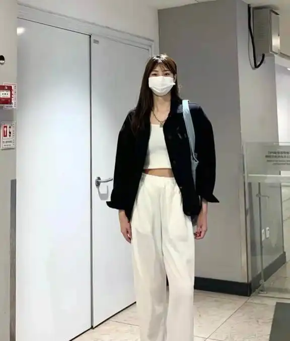 白色休闲裤配什么上衣比较好看