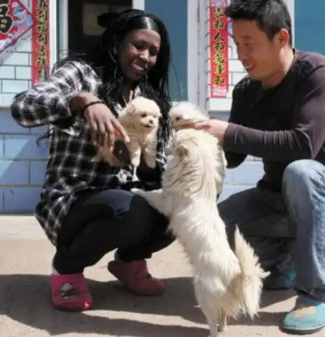 非洲女孩嫁给中国男子,一家生活很幸福,称丈夫比非洲人厉害