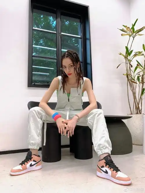 钟楚曦宛如时尚博主,每一套穿搭都种草