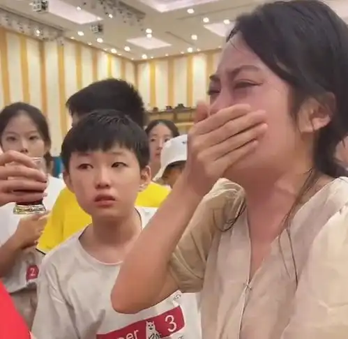 广东一小学毕业聚会老师不舍痛哭,家长帮孩子从垫底到全镇第一