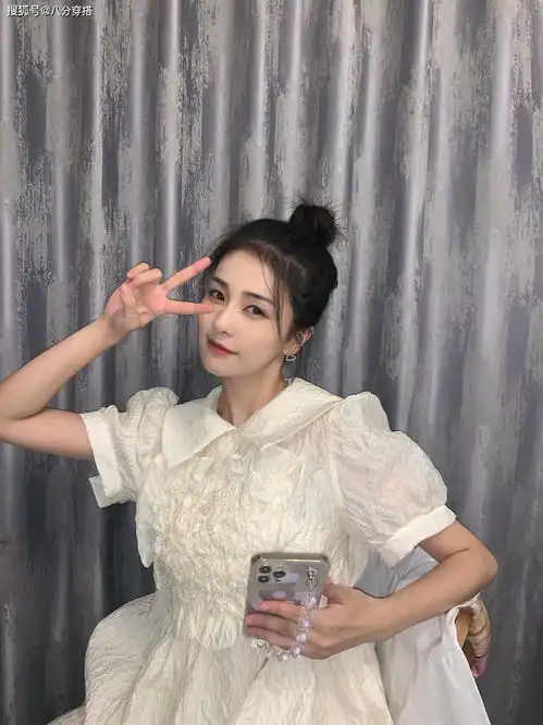 白鹿的私服搭配太美了,穿横条纹针织衫配牛仔阔腿裤,嫩成邻家妹