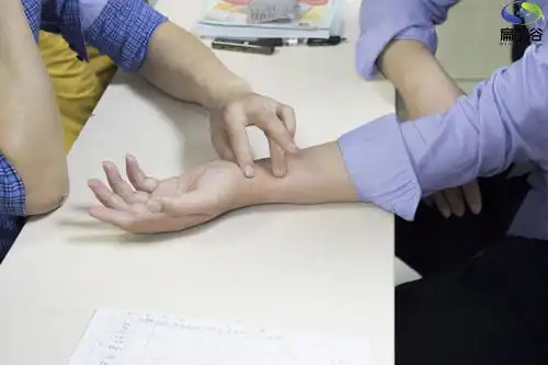 舌头中间有裂纹,或者边缘有齿痕等,是大病征兆现在知道还不晚