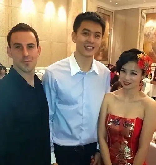 真有小三杨鸣2月将妻子告上法庭要离婚,21年曾被扒出出轨女网红