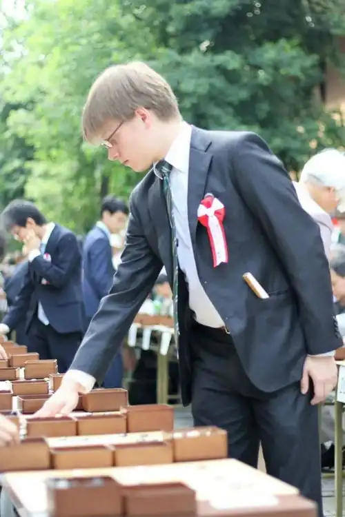 12岁萌娃仲邑堇连胜东南亚欧洲职业棋手