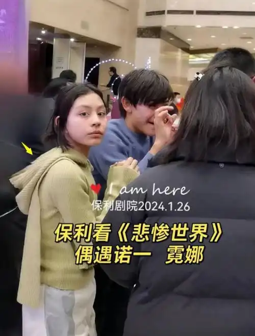 刘烨13岁儿子组乐队在酒吧唱歌帅气有型台风稳