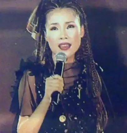 她那英和水火不容,因怒摔话筒惨遭封杀,现54岁沦落成这样