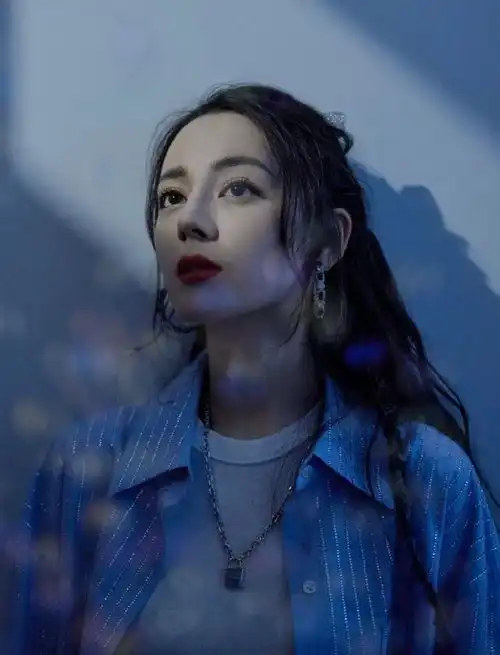 热巴欧洲服饰造型曝光,成为欧洲小公主,真是令人心动啊