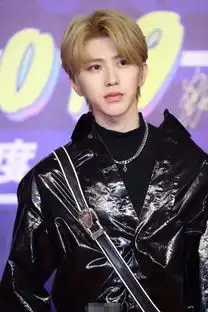 范丞丞说蔡徐坤不容易,他的音乐作品是一个标杆蔡徐坤金发造型曝光