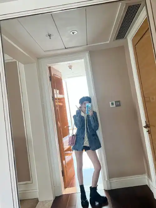 组图鞠婧祎晒新年对镜自拍牛仔外套搭贝雷帽休闲文艺