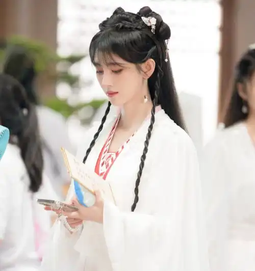 花戎还在拍,路透暴露剧组审美,鞠婧祎姜杉扮相绝绝子