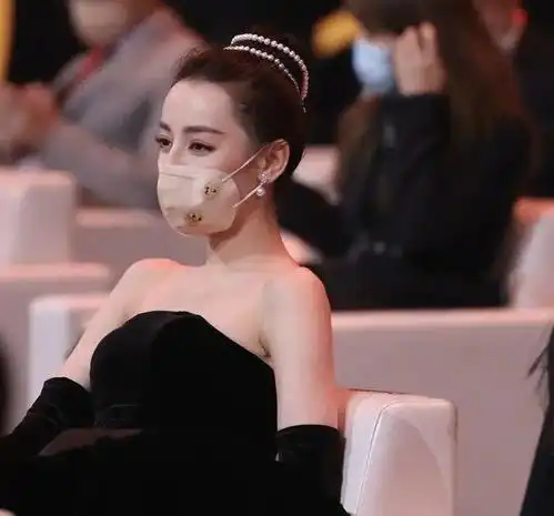 迪丽热巴微博之夜再添恋情锤躲闪李现的搀扶,却主动靠近黄景瑜