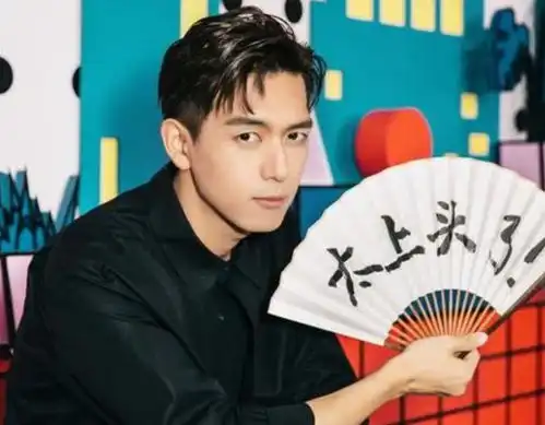 她62岁时意外被儿子带进娱乐圈,如今自己大红大紫,儿子却被人遗忘