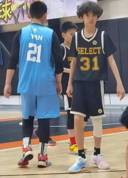 孙俪陪儿子打篮球,12岁等等一头羊毛卷超帅气,完美遗传好基因