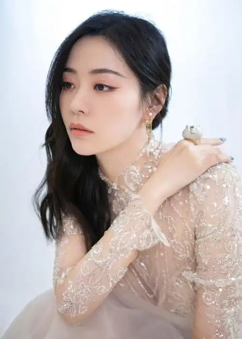张靓颖一袭半透明珠绣薄纱裙美成仙,大波浪长卷发女神气质十足