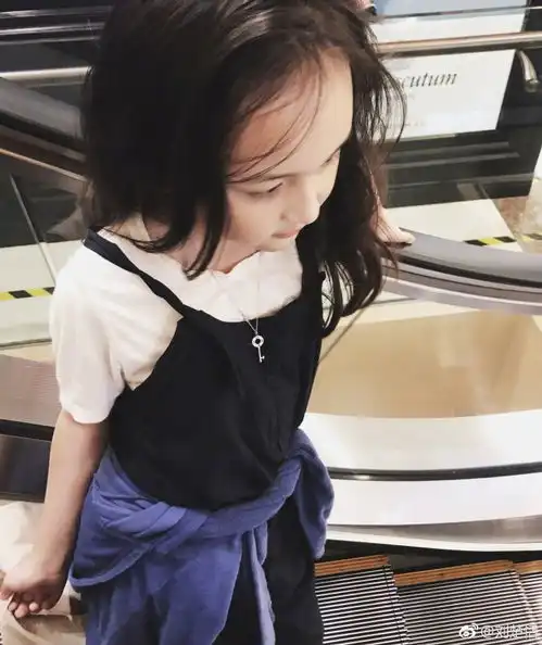 310岁小女孩怎样穿衣服这位被评为地球最美的小女孩告诉你的穿衣圣经
