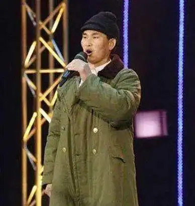 众人围观下,家门被一脚踹开大衣哥朱之文不和那人一般见识,但心里委屈