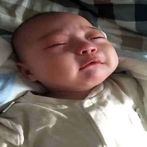 宝宝睡得正香,却突然大哭不止,这一幕让妈妈看的很心疼