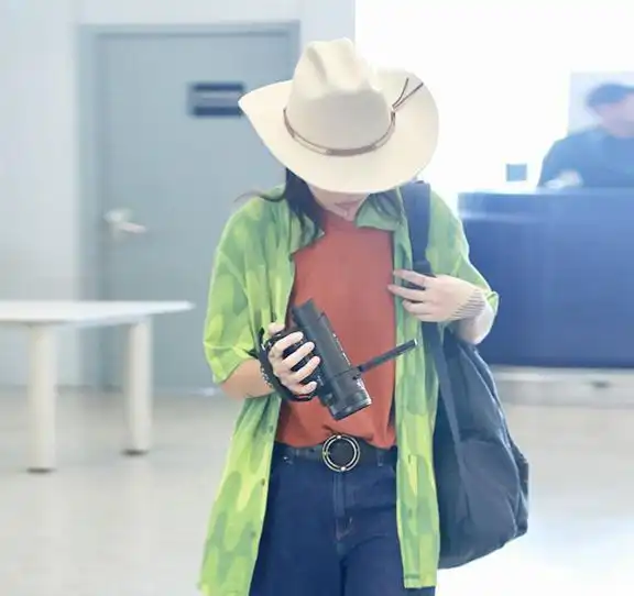 王菲女儿窦靖童口味独特绿色印花衬衫脏橘t恤,变身西部牛仔