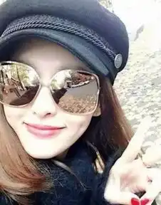 林心如玩自拍,墨镜里藏了霍建华很多明星都是这样暴露真相的