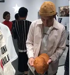 陈冠希被偶遇,他挑帽子和挑女朋友的眼光差太多了